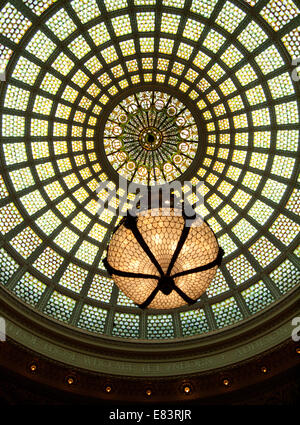 Il più grande del mondo di vetro Tiffany cupola in Preston Bradley Hall del Chicago Cultural Center. Progettato da J.A. Holtzer. Foto Stock
