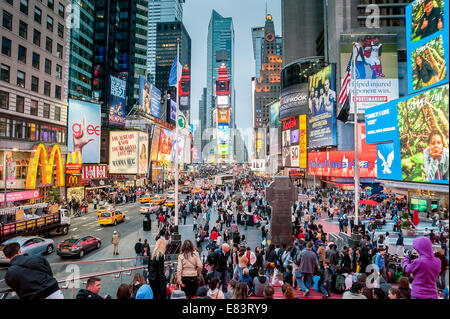 I turisti per vedere i siti e le luci di Times Square a New York City Foto Stock