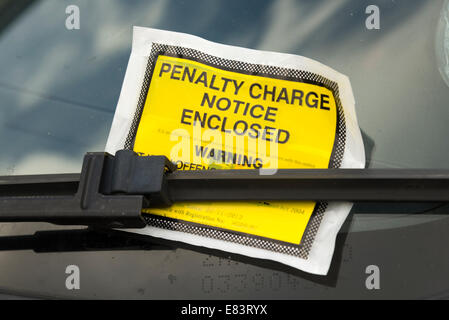 Haringey consiglio i biglietti per il parcheggio auto sul parabrezza, London, England, Regno Unito Foto Stock