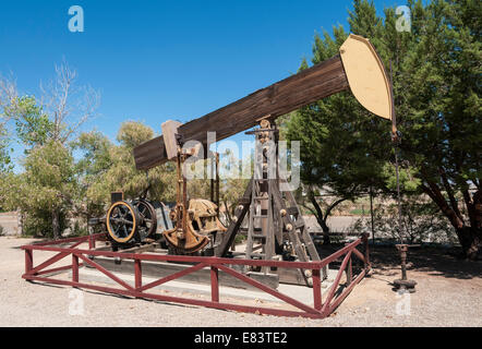 California, Kern County, Taft, West Kern Museo dell'olio, legno walking beam pompa olio jack Foto Stock