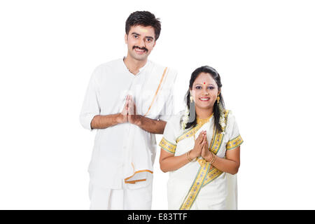 Sud indiane coppia sposata Benvenuti in piedi Foto Stock