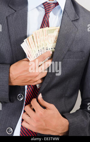 Indian business man risparmiando soldi in tasca Foto Stock