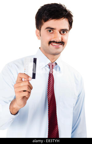 Indian business man mostra Carta di Credito Foto Stock