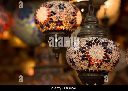 Particolare di una decorazione lanterne arabo trovati nel Souk di villaggio globale, Dubai, Emirati Arabi Uniti. Foto Stock