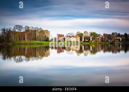 Una lunga esposizione di waterfront case di Wilde lago, in Columbia, Maryland. Foto Stock