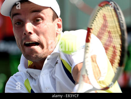 Tokyo, Giappone. Il 30 settembre, 2014. Roberto Bautista Agut di Spagna colpisce un ritorno contro Gilles Simon della Francia durante il primo round in abbinamento al Rakuten Japan Open Tennis Championships 2014 a Tokyo in Giappone, Sett. 30, 2014. Credito: Stringer/Xinhua/Alamy Live News Foto Stock