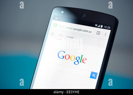 Primo piano del nuovissimo Google Nexus 5, con Google ricerca la pagina web nel browser Chrome su uno schermo. Foto Stock