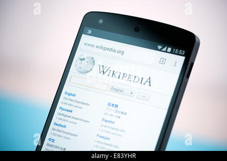 Inquadratura ravvicinata del nuovissimo Google Nexus 5, powered by Android versione 4.4, con Wikipedia website homepage su uno schermo. Foto Stock
