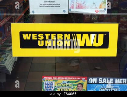 Trasferimento di denaro di Western Union sign in vetrina, Londra Foto Stock