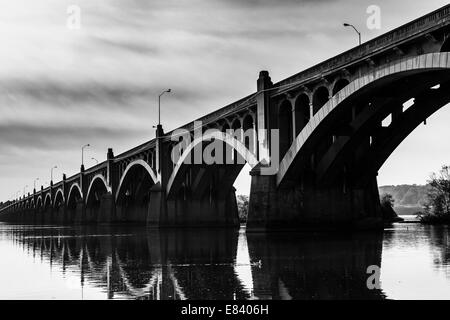 Il Veterans Memorial Bridge riflettente nel fiume Susquehanna, in Columbia, in Pennsylvania. Foto Stock