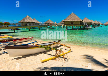 Outrigger barche sulla spiaggia, bungalow Overwater, Bora Bora, Polinesia Francese Foto Stock
