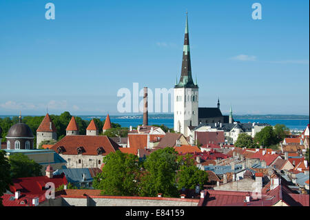 Vista da Toompea o collina della Cattedrale oltre la città bassa e la San dell'Olaf Chiesa, centro storico, Tallinn, Estonia, Stati Baltici Foto Stock