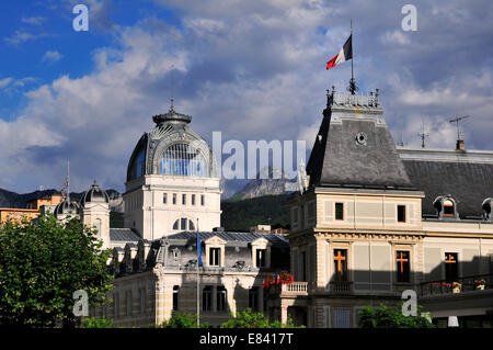 Il Municipio e il palazzo in stile Art Nouveau della sorgente Cachat, Evian-les-Bains, Haute-Savoie, Rhône-Alpes, in Francia Foto Stock