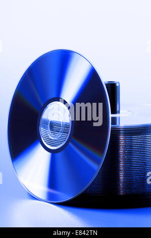 Pila di compact disk, su illuminazione blu Foto Stock