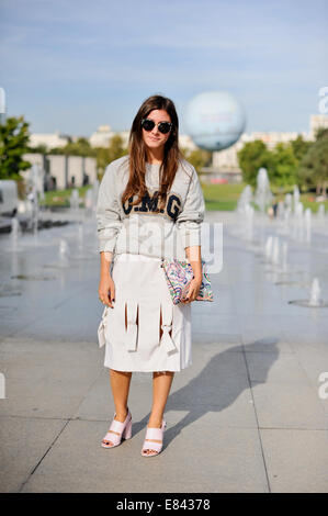 Un elegante showgoer arriva per la Maxime Simoens Primavera/Estate 2015 fashion show di Parigi, Francia - Settembre 28, 2014 - Foto: Pista Manhattan/Celine Gaille/picture alliance Foto Stock