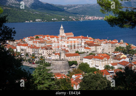 Vista del centro storico della città di Korcula con che domina la torre campanaria della cattedrale di San Marco. La Croazia. Foto Stock