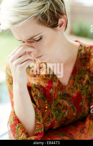 Ragazza con seni bloccato Foto Stock