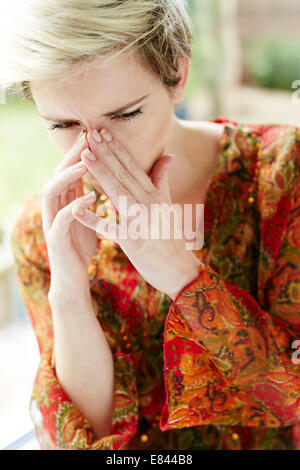 Ragazza con seni bloccato Foto Stock