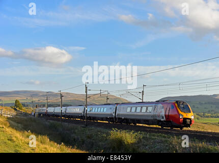 Virgin Trains Classe 221 SuperVoyager treni passeggeri. West Coast Mainline, Scout verde, Cumbria, England, Regno Unito, Europa. Foto Stock