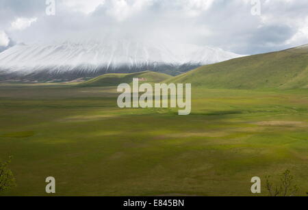 Il pianoforte Grande- un grande piatto verso l'interno-svuotamento semplice - in primavera, Parco Nazionale dei Monti Sibillini, Italia. Foto Stock