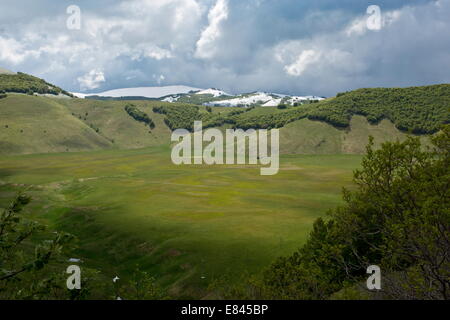 Il pianoforte Grande- un grande piatto verso l'interno-svuotamento semplice - in primavera, Parco Nazionale dei Monti Sibillini, Italia. Foto Stock