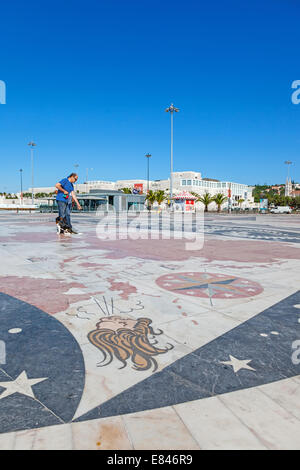 Mappa mondo al Padrao dos Descobrimentos, un monumento alle scoperte con il mondo scoperte fatte dal portoghese Foto Stock