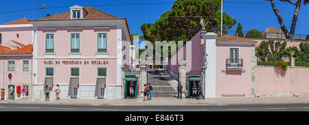 Belem Palace - residence per la Repubblica portoghese presidente. Due nazionale guardie repubblicano stand come una guardia d'onore. Foto Stock