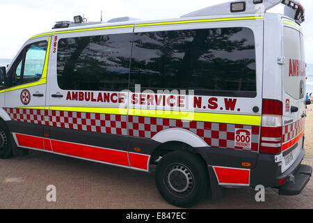 Nuovo Galles del Sud ambulanza parcheggiata accanto a Manly Beach,Sydney , Australia Foto Stock