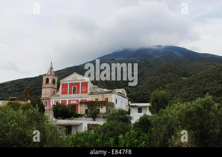 Una chiesa alla base del continuo eruttando Mount Stromboli italiani nelle isole Eolie. Foto Stock