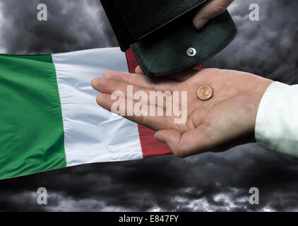 Mano con la borsetta e € cent prima che la bandiera dell'Italia come un simbolo della minaccia di fallimento nazionale del paese. Foto Stock