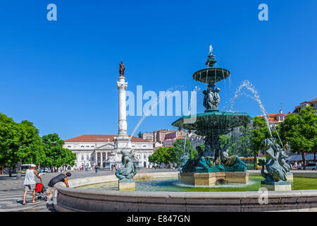 Lisbona, Portogallo. Una delle due fontane in Dom Pedro IV Square, meglio conosciuta come Rossio con il Dom Pedro IV monumento e Dona Maria II Teatro Foto Stock