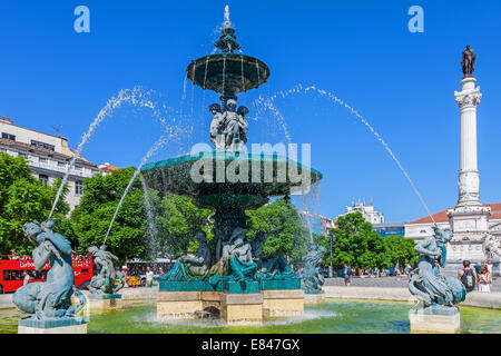 Lisbona, Portogallo. Close-up su uno dei due fontane in Dom Pedro IV Square, meglio conosciuta come Rossio con il Dom Pedro IV monumento Foto Stock