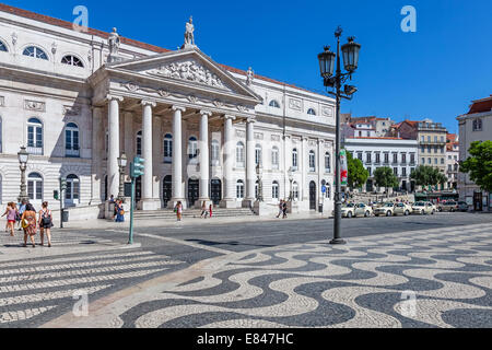 Dona Maria II Teatro Nazionale di Dom Pedro IV Square, meglio conosciuta come Rossio, la piazza principale di Lisbona, Portogallo. Foto Stock