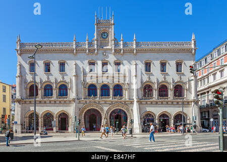 Il Rossio Stazione ferroviaria ingresso. Un xix secolo stazione ferroviaria costruita in stile neo-stile manuelino che serve la linea di Sintra. Foto Stock