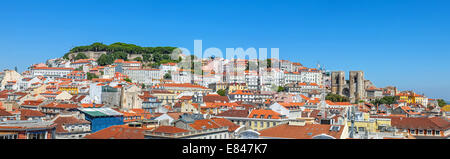 Panorama della parte più antica di Lisbona con Alfama e Mouraria e Castelo distretti, il castello Sao Jorge e Cattedrale di Lisbona. Foto Stock