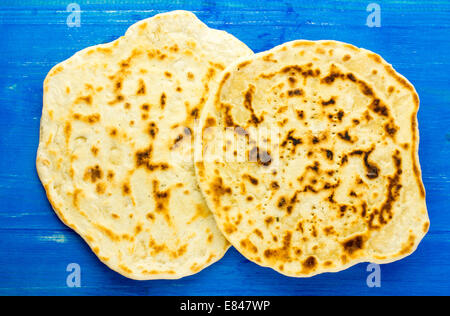 Pane Pita, piatto pane pita, tortilla su un blu sullo sfondo di legno Foto Stock