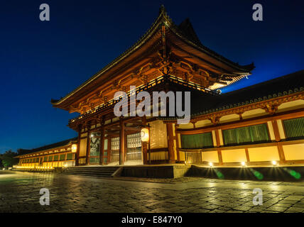 Il Chumon o la porta principale del tempio Todaiji a Nara, Giappone si illuminavano di notte nel luglio 2014 Foto Stock