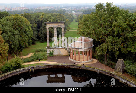 Potsdam, Germania. Il 30 settembre, 2014. Vista la rovina architettonico Progetto con th erestaured Round Tempel di Federico il Grande (R) sull'Ruinenberg (lit. la rovina della montagna) nei giardini del palazzo Sanssouci a Potsdam, in Germania, il 30 settembre 2014. I costi di rinnovamento del complesso di rovine artificiali ammontano a 450.000 euro cui ar ebeing poaif dallo stato tedesco, la città di Potsdam e donatore privato Gerhard Elsner. Foto: RALF HIRSCHBERGER/DPA/Alamy Live News Foto Stock