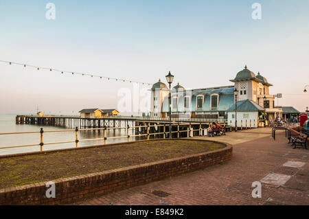 Aperto originariamente nel 1895, Penarth Pier, vince di Pier dell'anno per il 2014. PHILLIP ROBERTS Foto Stock