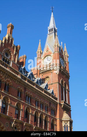 Torre dell Orologio stazione St Pancras Euston Road London REGNO UNITO Foto Stock