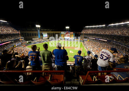 Gli spettatori in occasione di una partita di baseball al Mets Stadium di New York City Foto Stock