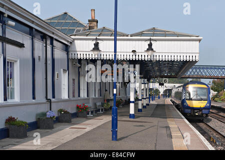 Stirling stazione ferroviaria, Stirling, con un diesel locale treno turbostar nella piattaforma. La Scozia, Regno Unito Foto Stock