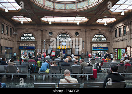 La prenotazione Hall di Edimburgo Waverley stazione ferroviaria Foto Stock