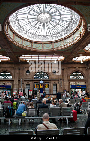 La prenotazione Hall di Edimburgo Waverley stazione ferroviaria Foto Stock