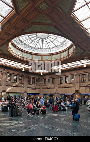 La prenotazione Hall di Edimburgo Waverley stazione ferroviaria Foto Stock