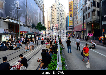 Hong Kong, Cina. 30 Settembre, 2014. Pro-democrazia manifestanti blocco strade principali in Admiralty, Distretto Centrale, come parte della RAS di Hong Kong la disobbedienza civile in movimento, Hong Kong, Cina. Credito: Boaz Rottem/Alamy Live News Foto Stock