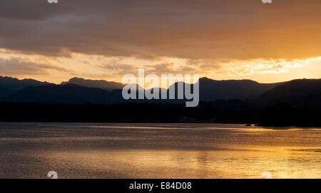 Tramonto su Windermere nel Lake District, Inghilterra mostra Langdale Pikes Foto Stock