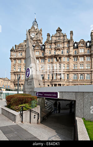 Edimburgo centro turistico con il Balmoral Hotel in background Foto Stock