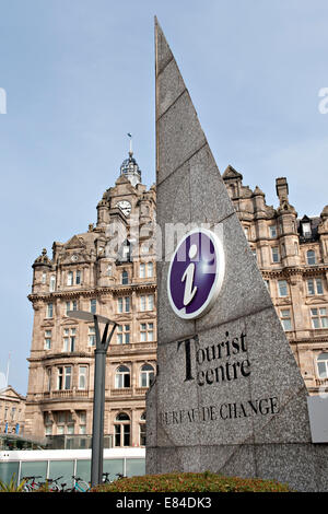 Edimburgo centro turistico con il Balmoral Hotel in background Foto Stock