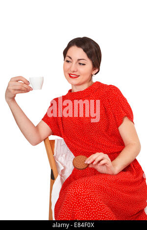 Donna che mantiene una tazza di caffè e biscotti Foto Stock